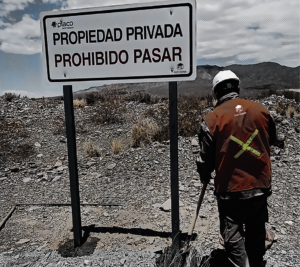 Cartel de propiedad privada y prohibido pasar instalado en terreno minero
