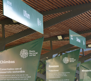 Paneles informativos verdes en una exposición