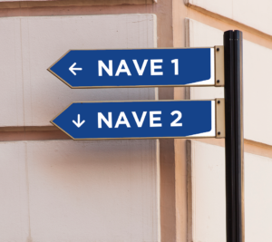 Carteles direccionales azules que indican Nave 1 y Nave 2
