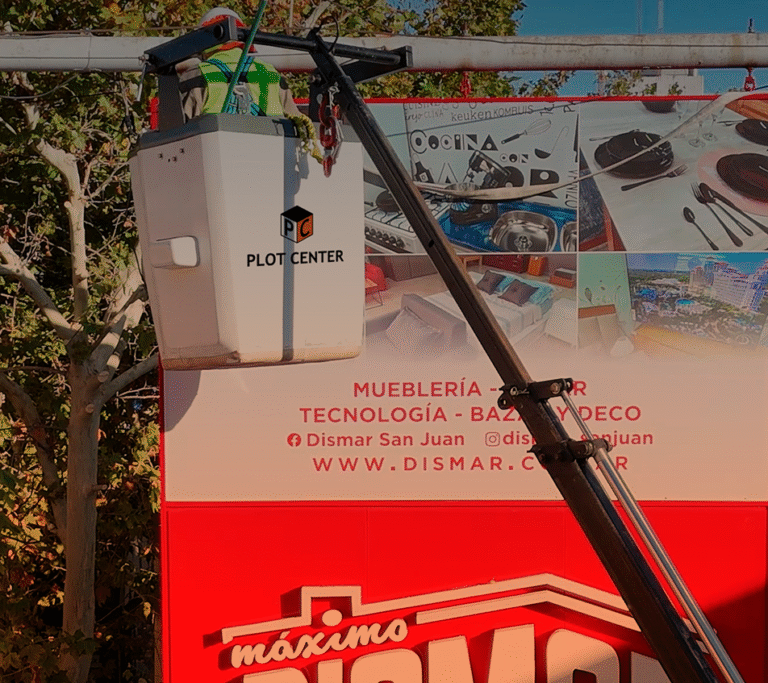 Instalación de cartelería en altura con equipo de elevación