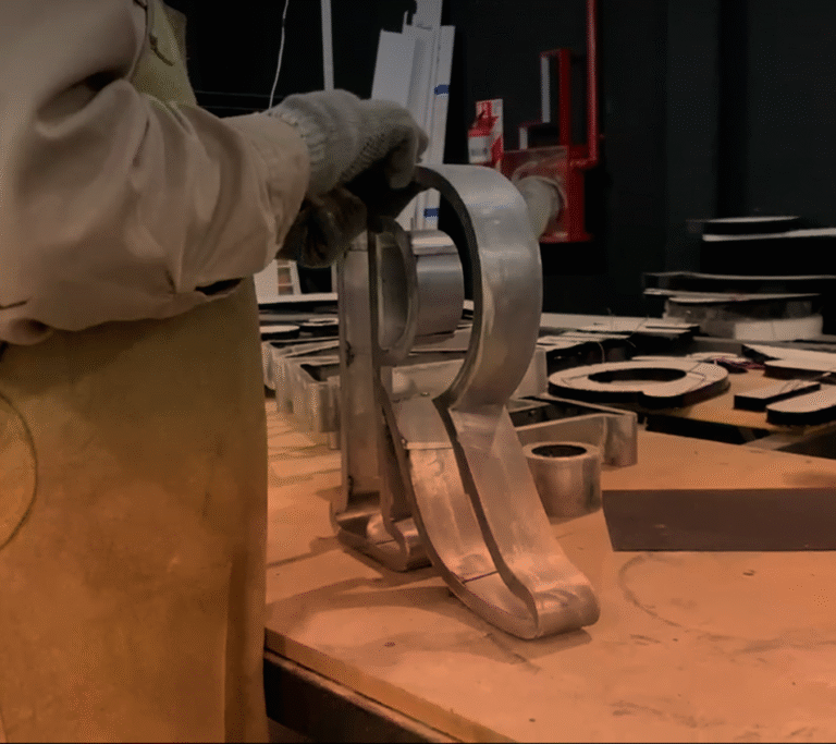 Operario trabajando una pieza metálica en el taller metalúrgico