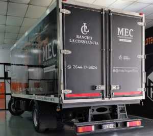 Camión de carga con la caja ploteada