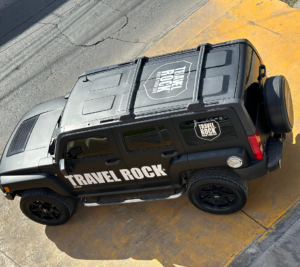 Vehículo 4x4 negro con ploteo en capot y laterales