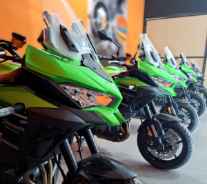Flota de motos con gráfica de marca