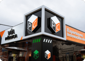Stand de Plot Center con el logotipo en cubos