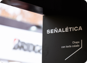 Cartelería de un stand de Plot Center en un evento