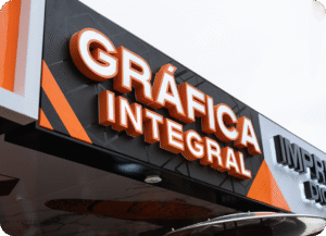 Letrero luminoso de Gráfica Integral en un stand