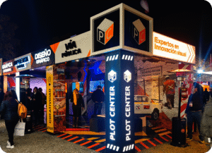 Stand iluminado de Plot Center de noche
