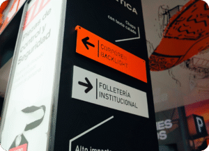 Cartelería direccional de un stand