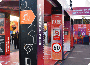 Señalética de entrega y velocidad dentro de un stand