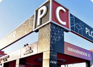 Frente del stand con las letras PC