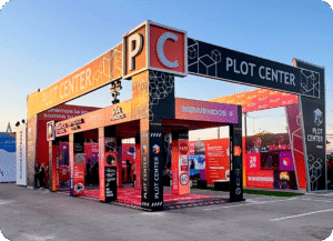 Estructura del stand de Plot Center al atardecer