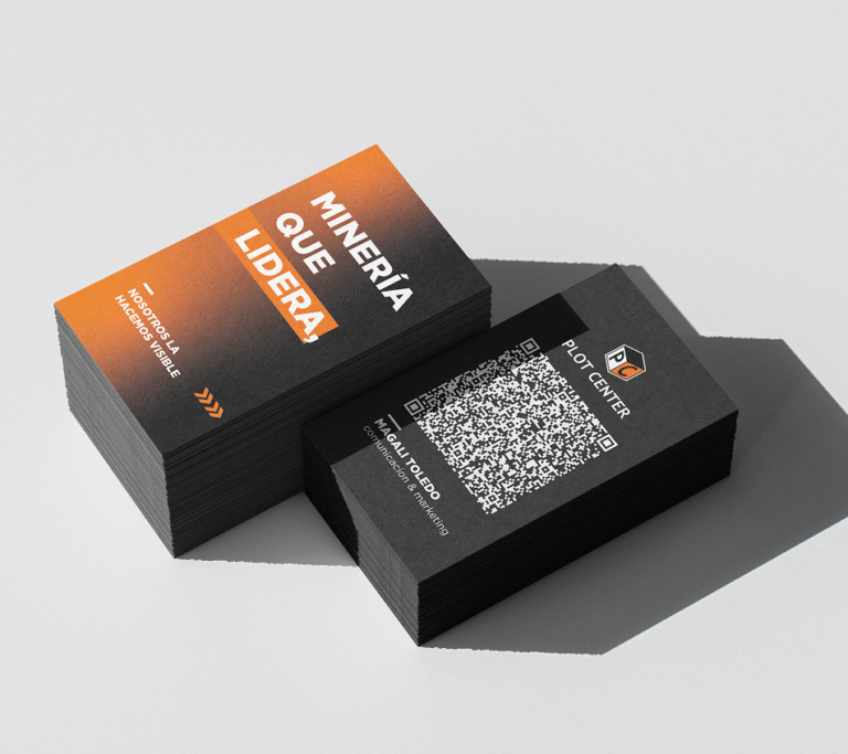 Tarjetas personales negras y naranjas con código QR