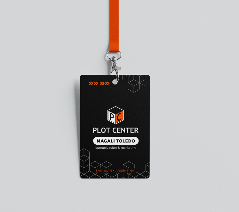 Credencial institucional de Plot Center con cinta naranja