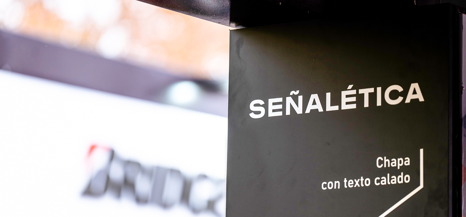Pieza de señalética exhibida por Plot Center