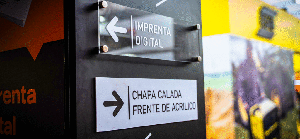 Señalética direccional con indicadores de Imprenta Digital y chapa calada