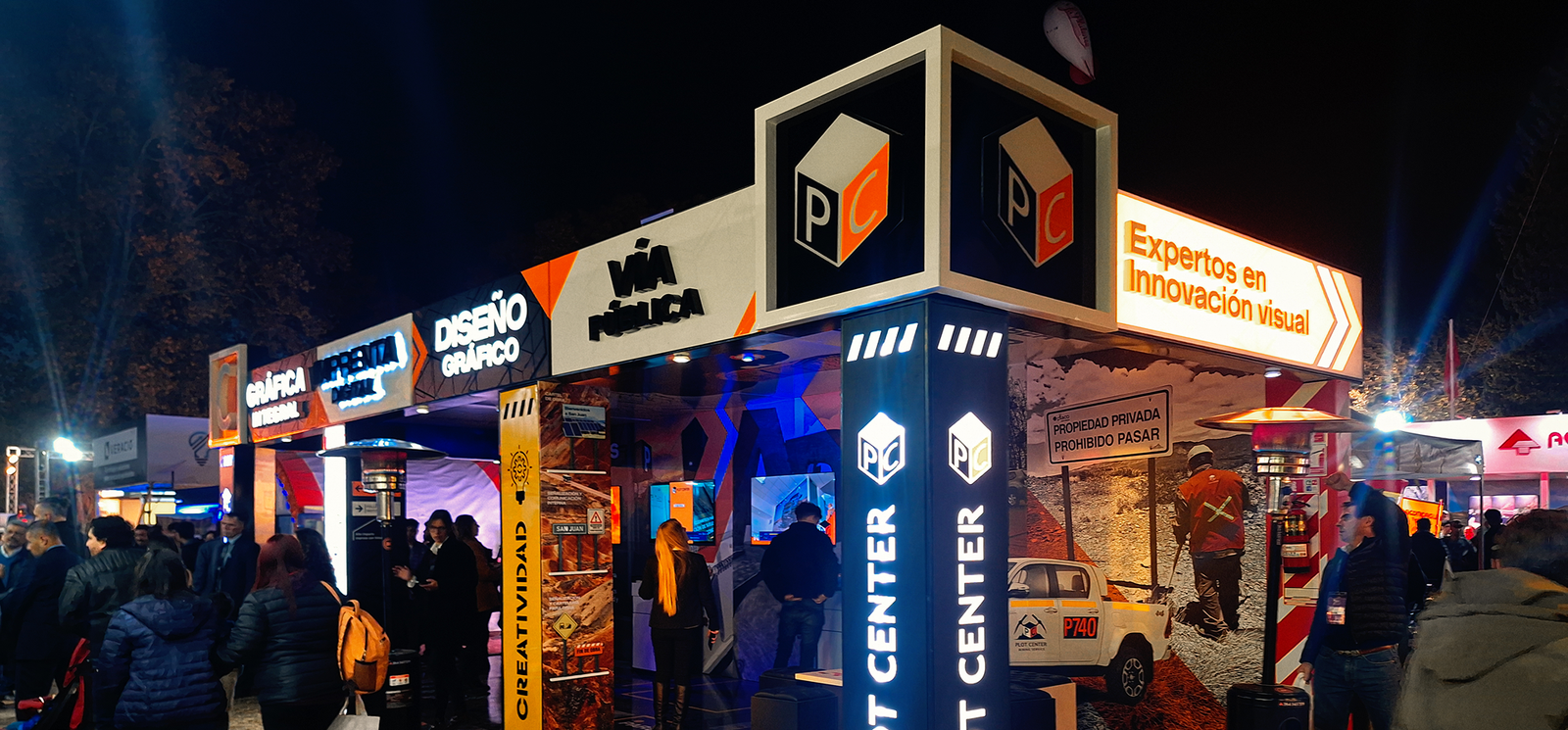 Stand de Plot Center en un evento nocturno